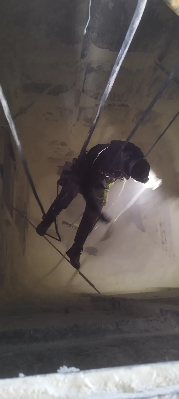 Rad na užetu unutar industrijskog objekta