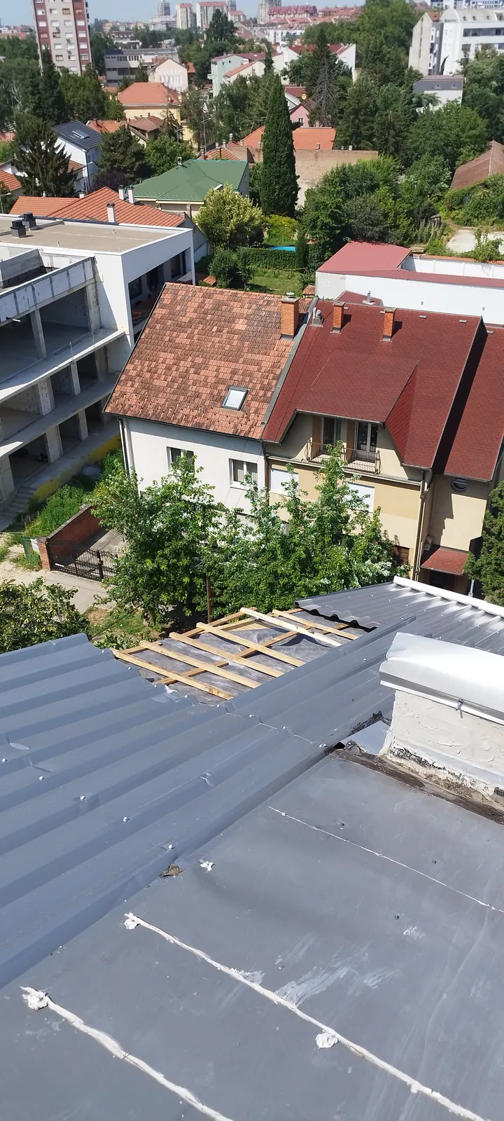 Radovi na krovnoj površini iznad dvorišta