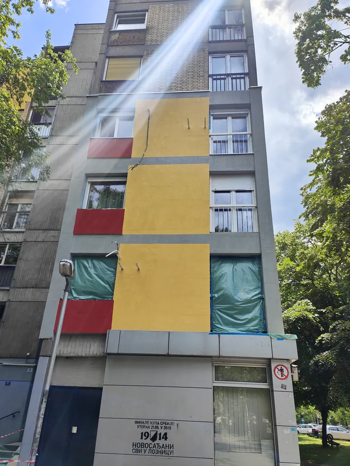 Obojena fasada stambene zgrade