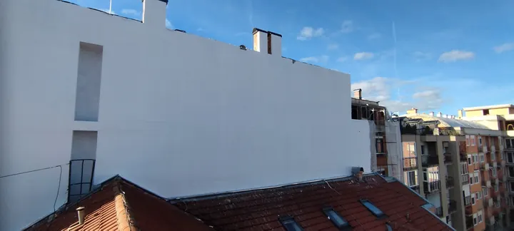 Zid zgrade iznad nižeg krova
